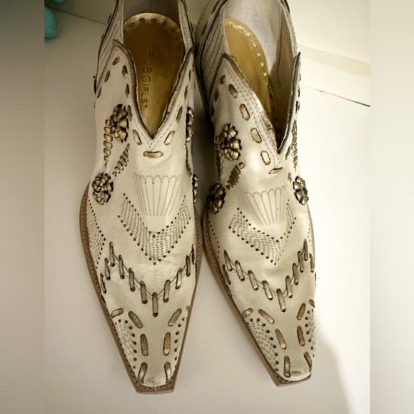BCBGirls leather Embossed Pointed Toe Western Booties size 6.5 - Picture 8 of 8